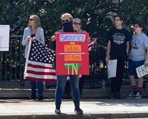 Protester asking for the immediate reopening of Tennessee, USA, under the motto «Sacrifice the Weak».