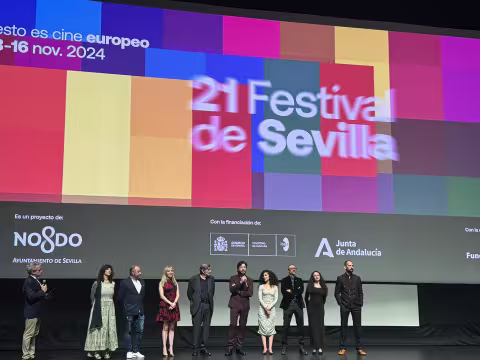 Equipo de Raqa (Sección Oficial) con el director del festival. De izquierda a derecha: Mariela Besuievsky, productora; Yann Mari Faget, productor; Irene Zoe Alameda, guionista y productora; Gerardo Herrero, director y productor; Álvaro Morte, Mina El Hammani, Abdelatif Hwidar, Sara Hwidar y Mouad Lasmak, intérpretes.