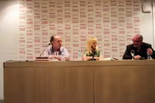 Irene Zoe Alameda con el escritor Luis Alberto de Cuenca y el editor Daniel Fernández