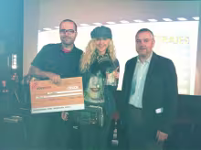 Irene Zoe Alameda, junto al compositor Antonio Escobar, al recibir el premio
